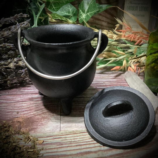 Small Pot Belly Cast Iron Cauldron with lid