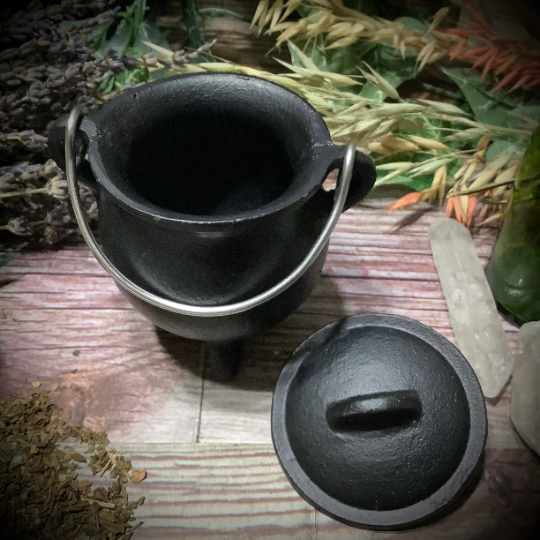 Small Pot Belly Cast Iron Cauldron with lid