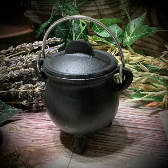 Small Pot Belly Cast Iron Cauldron with lid