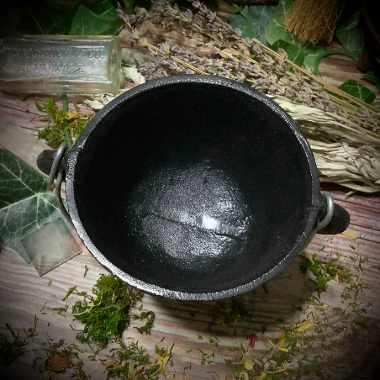 Small Cast Iron Cauldron with lid